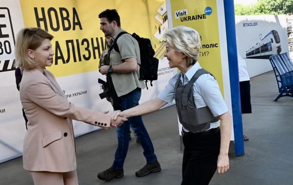 Кіраўніца Еўракамісіі Урзуля фон дэр Ляен з віцэ-прэм’еркаю ў пытаннях еўрапейскай і еўраатлантычнай інтэграцыі Украіны Вольгаю Стэфанішынай у Кіеве. (Фота: vonderleyen/Twitter)