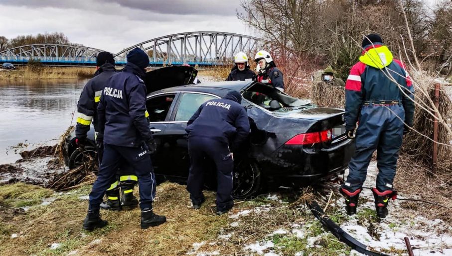Tykocin Z Narwi wyciągnięto samochód. 35letni kierowca