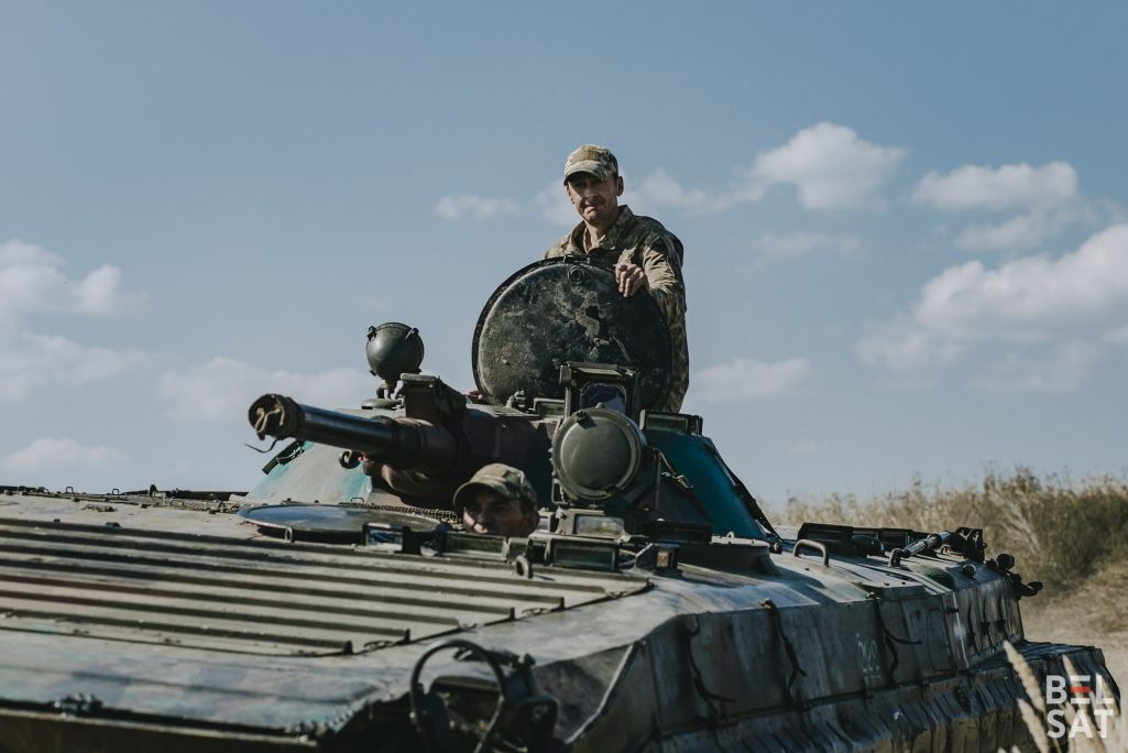 БМП Узброеных сіл Украіны едзе па палігону. Данецкая вобласць, Украіна. 27 верасня 2023 года. (Фота: Белсат)