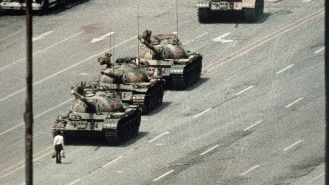 Plac Tiananmen – jadąca kolumna czołgów (fot. Getty Images)