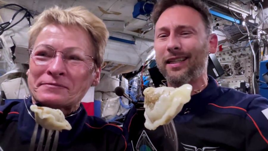 Członkowie misji AX-4 raczyli się w kosmosie polskimi pierogami (fot. YouTube Axiom Space)