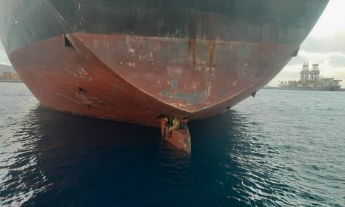 Na tankowcu „Alithini II” znaleziono trzech pasażerów na gapę. Ukrywali się tuż za sterem. Fot. Salvamento Marítimo / Cover Images / Forum 