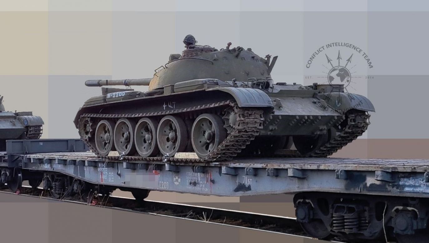 Maszyny typu T-54/55 zostały namierzone w transporcie kolejowym (fot. Conflict Inteligence Team)