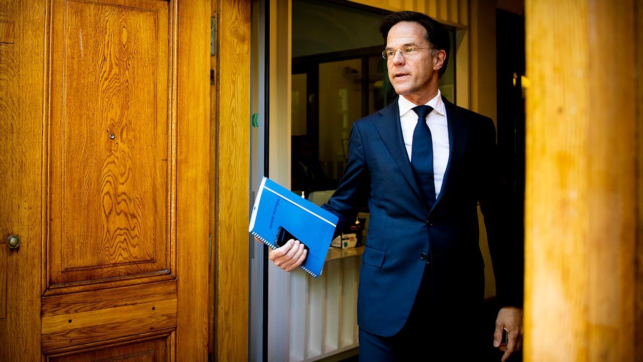 W połowie stycznia rząd Ruttego musiał się podać do dymisji (fot. Patrick van Katwijk/BSR Agency/Getty Images) W połowie stycznia rząd Ruttego musiał się podać do dymisji (fot. Patrick van Katwijk/BSR Agency/Getty Images)