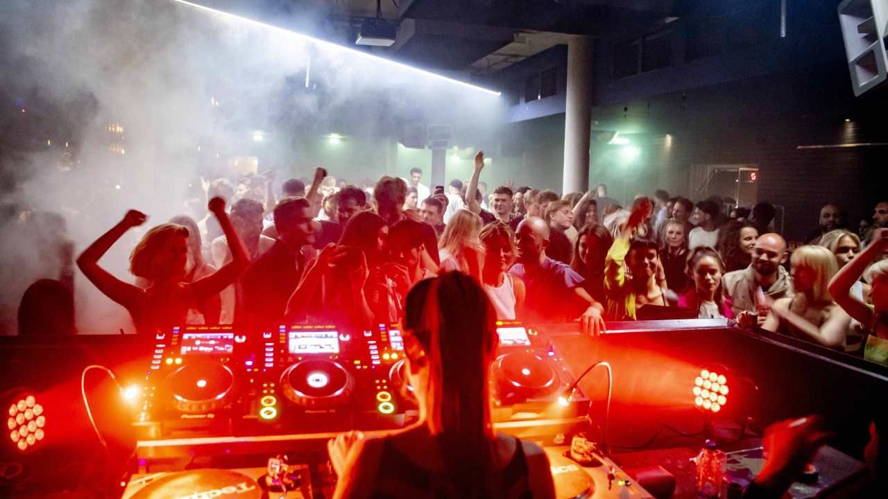 Od soboty w Niderlandach ponownie zostaną otwarte kluby i dyskoteki (fot. arch. PAP/Utrecht Robin/ABACA) Od soboty w Niderlandach ponownie zostaną otwarte kluby i dyskoteki (fot. arch. PAP/Utrecht Robin/ABACA)