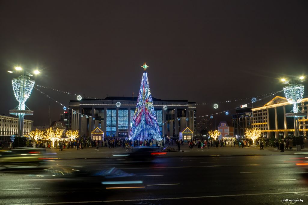 Зорка на каляднай ялінцы ў Менску. (Фота: realt.onliner.by)