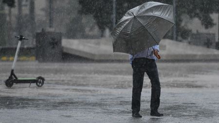 Burza i intensywne opady deszczu w centrum Lublina (fot. PAP/Wojtek Jargiło)