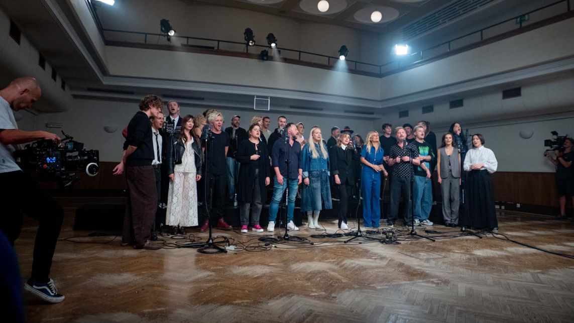 Zdjęcie z nagrań piosenki „Moja i twoja nadzieja”. Gwiazdy, które zaangażowały się w piosenkę dla powodzian, znajdują się w studiu nagraniowym i stojąc przy mikrofonach, ustawione są w kilku grupach. Po ich twarzach widać, że ten utwór budzi w nich wiele emocji. Premiera piosenki i teledysku odbędzie się w programie „19:30” w TVP1 i TVP Info.