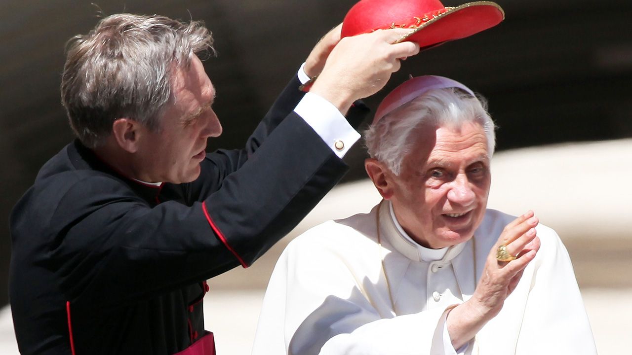 Abp Gaenswein to osobisty sekretarz emerytowanego papieża (fot. Franco Origlia/Getty Images)