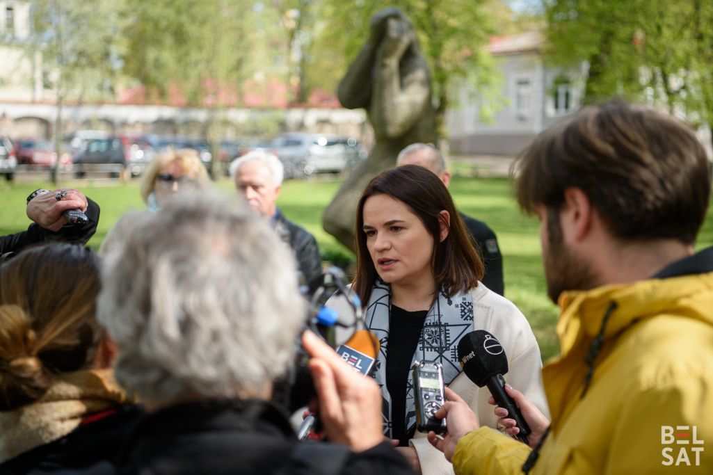 Святлана Ціханоўская размаўляе з журналістамі пасля цырымоніі ўскладання кветак да помніку «Маці Чарнобылю» — на знак памяці пра ахвяраў аварыі на Чарнобыльскай АЭС. Вільня, Літва. 26 красавіка 2024 года. (Фота: Белсат)