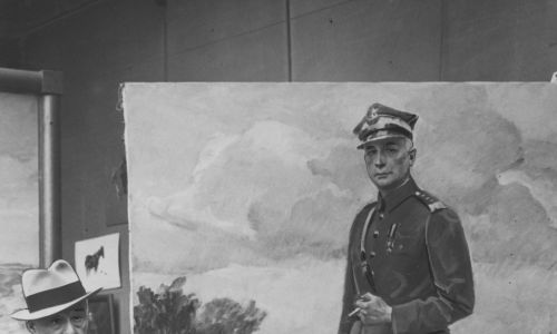 Wojciech Kossak with a portrait of General Kazimierz Sosnkowski, who donated to the National Defence Fund. 1939. Photo: NAC/IKC. Catalogue number: 1-K-3659