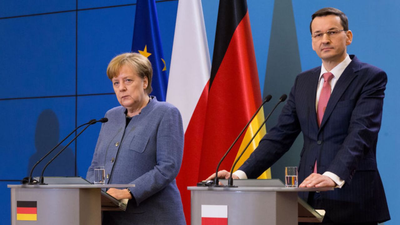 Praworządność w Unii Europejskiej. Angela Merkel i Mateusz Morawiecki (fot. Mateusz Wlodarczyk/ Getty Images)