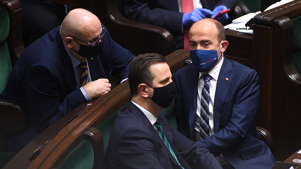 „Bolejemy nad tym, że po stronie opozycji są posłowie, którzy podają kroplówkę PiS-owi” (fot. Forum/Adam Chelstowski) „Bolejemy nad tym, że po stronie opozycji są posłowie, którzy podają kroplówkę PiS-owi” (fot. Forum/Adam Chelstowski)