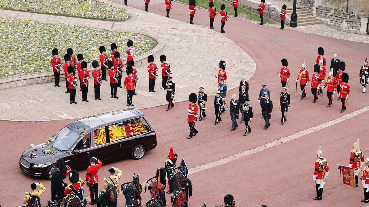 18-letni żołnierz odprowadzał trumnę z ciałem królowej (fot. PAP/EPA/PO Phot Dave Jenkins/BRITISH MINISTRY OF DEFENCE/HANDOUT)