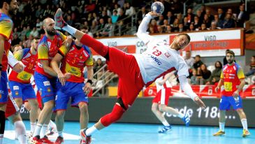 Kamil Syprzak w akcji w meczu z Hiszpanią (fot. Getty)