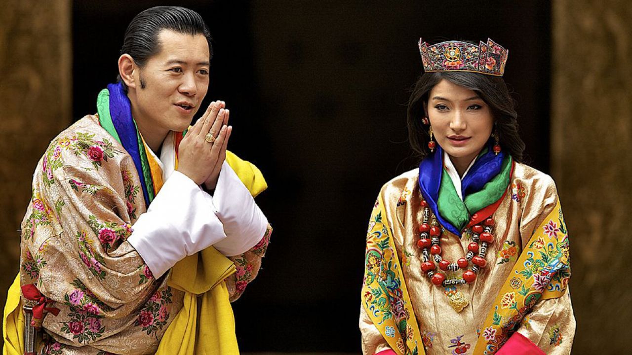 Królewska para jest uwielbiana przez Bhutańczyków (fot. Triston Yeo/Getty Images)