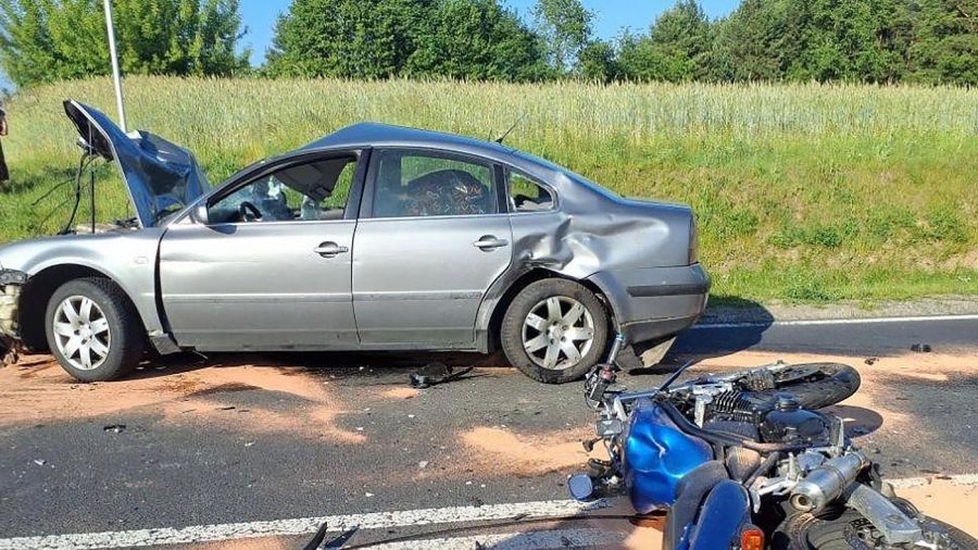 Motocyklista nie miał szans w czołowym zderzeniu z osobówką (fot. PSP Radomsko)