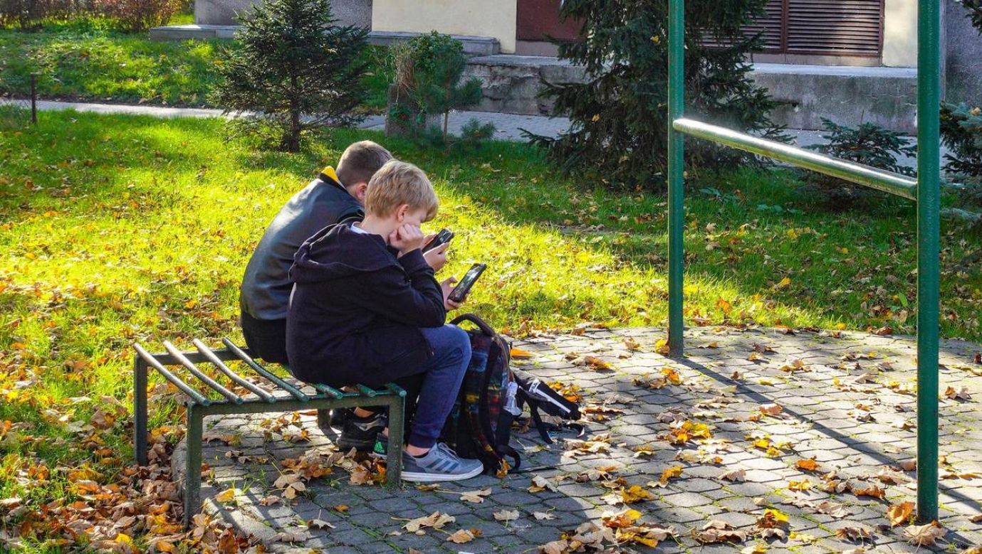 Dzieci ze smartfonami na warszawskim podwórku. Fot. Włodzimierz Wasyluk / Forum 