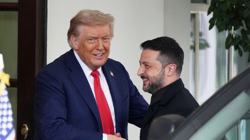 Прэзідэнт ЗША Доналд Трамп вітае прэзідэнта Украіны Уладзіміра Зяленскага па прыбыцці ў Белы дом
