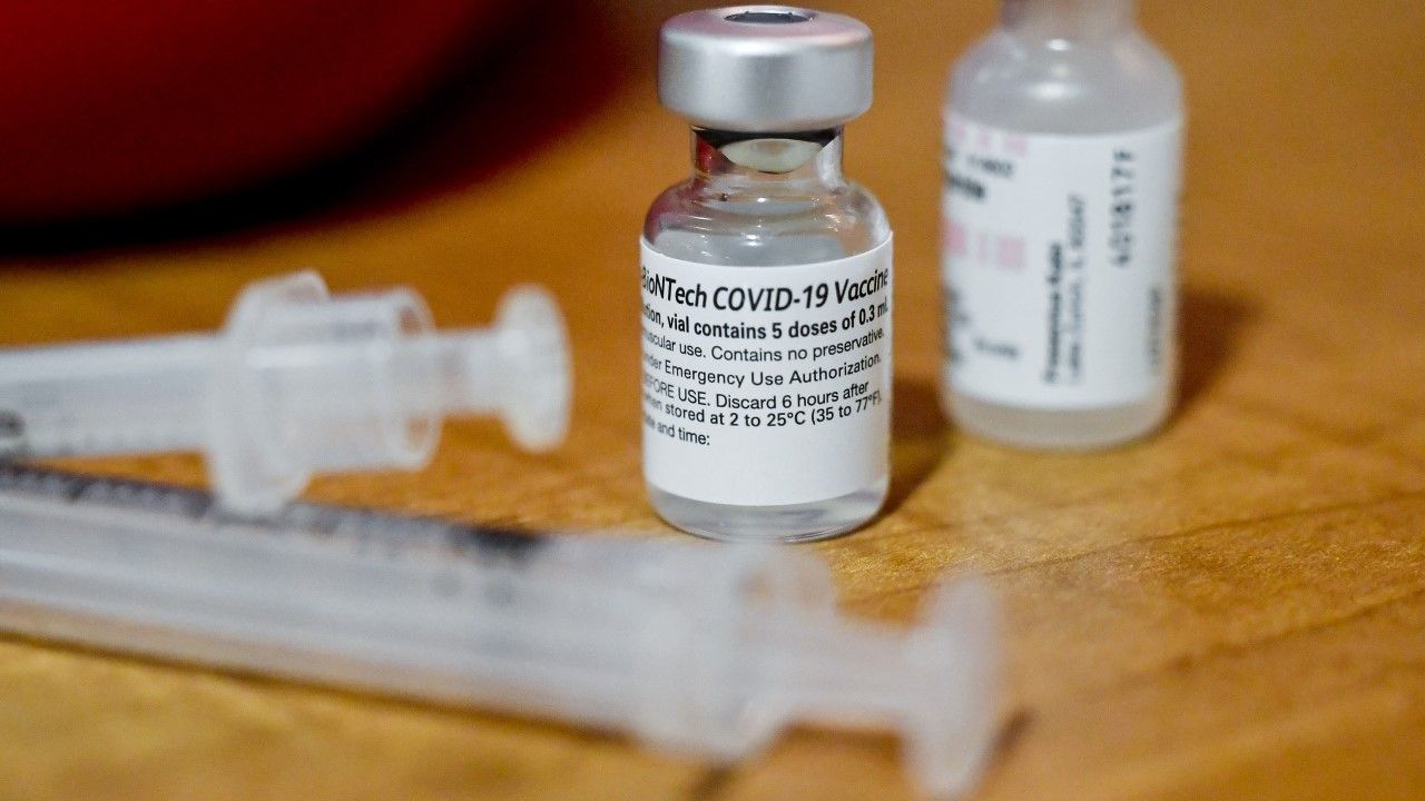 Szczepionka przeciw koronawirusowi Pfizer i BioNTech (fot. Ben Hasty/MediaNews Group/Reading Eagle via Getty Images) Szczepionka przeciw koronawirusowi Pfizer i BioNTech (fot. Ben Hasty/MediaNews Group/Reading Eagle via Getty Images)