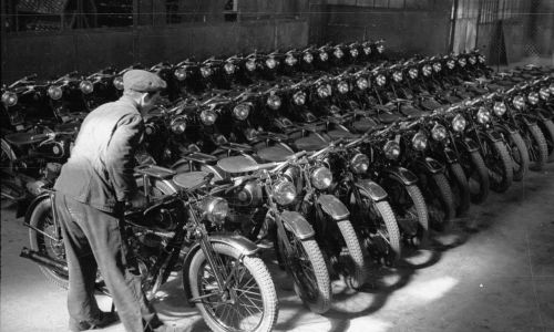 Після війни конструкторські плани німецьких мотоциклів DKW RT125 використовувалися у виробництві майже всіх польських мотоциклів. На фото: 1948 рік. SHL готовий вирушити в дорогу. Фото: PAP