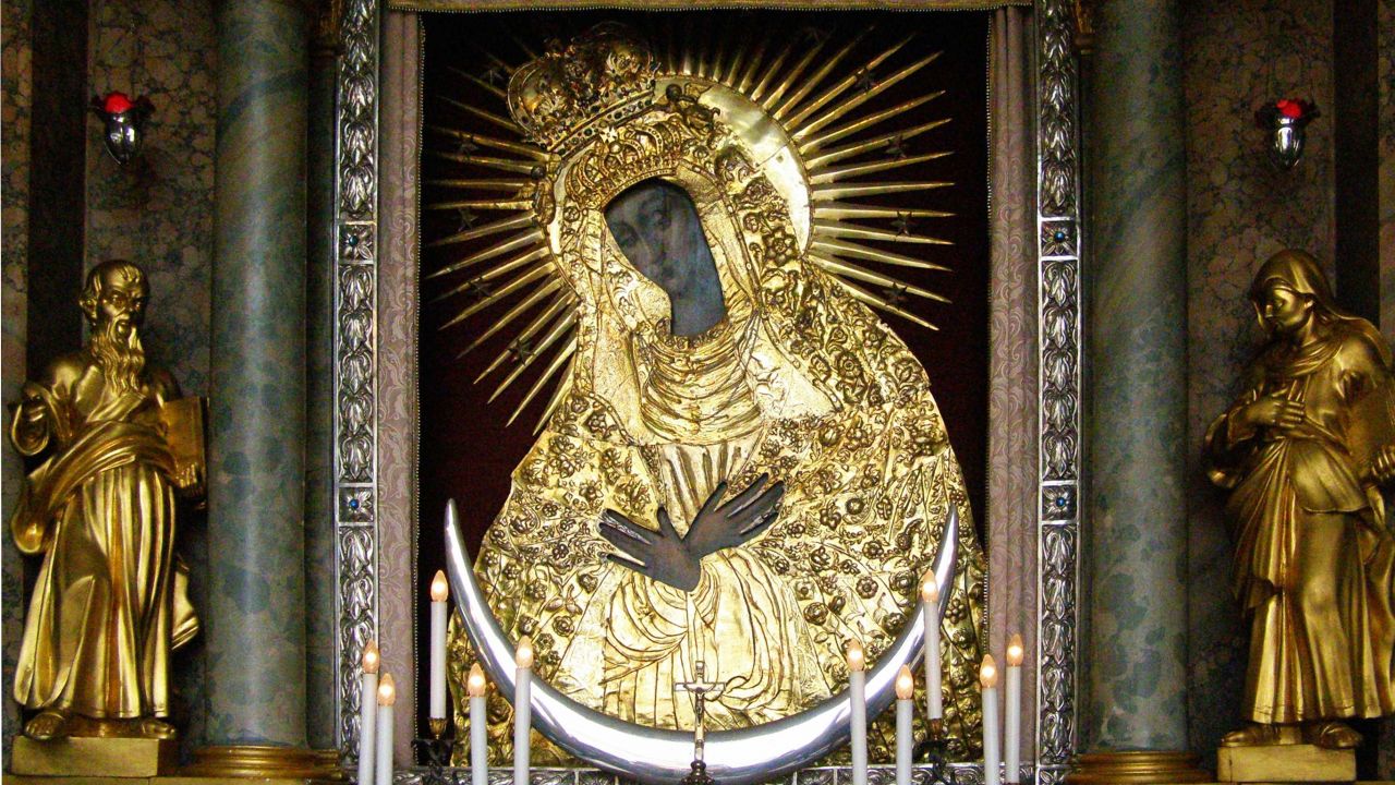 90. rocznica koronacji obrazu Matki Boskiej Ostrobramskiej (fot. Wikipedia/ Albertus teolog) 90. rocznica koronacji obrazu Matki Boskiej Ostrobramskiej (fot. Wikipedia/ Albertus teolog)