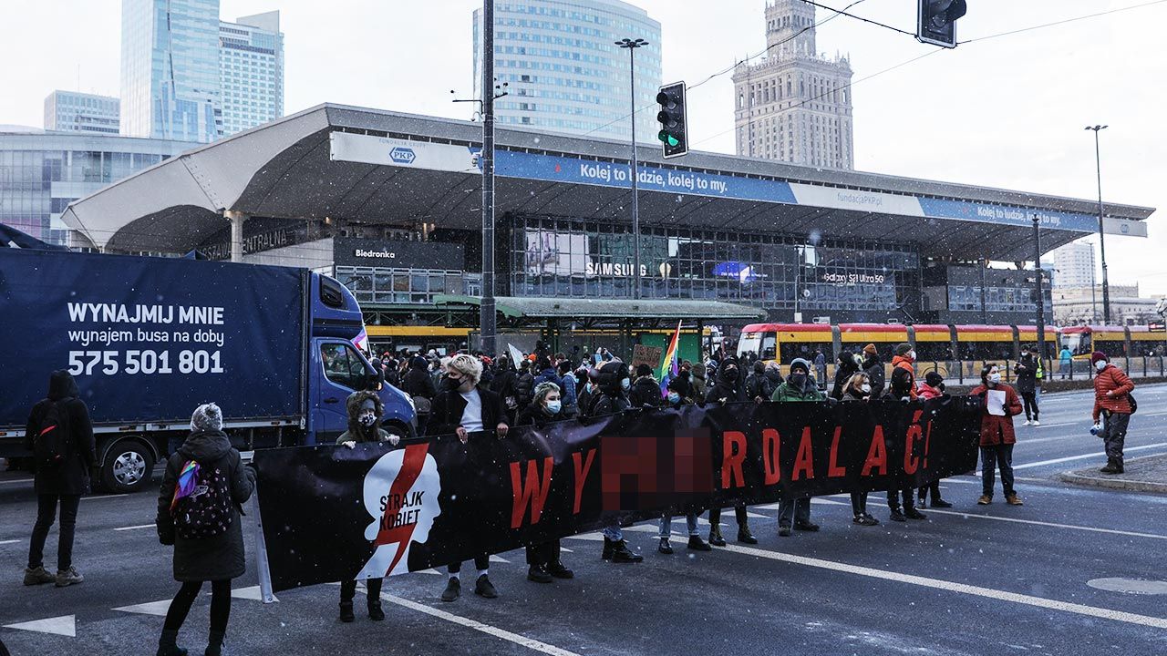 „Strajk Kobiet” zablokował ruch na jednym z głównych skrzyżowań stolicy (fot. Forum/Andrzej Hulimka) „Strajk Kobiet” zablokował ruch na jednym z głównych skrzyżowań stolicy (fot. Forum/Andrzej Hulimka)