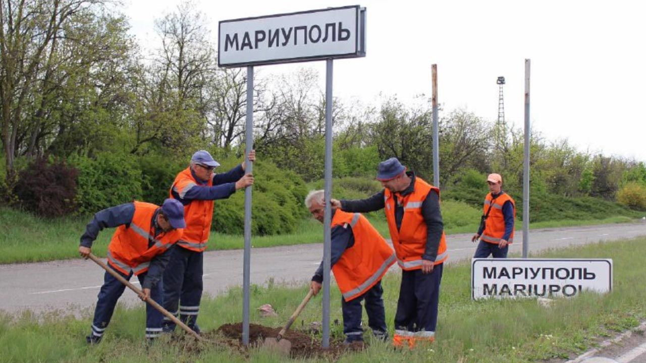 Ustawiają nowa tablice z rosyjskojęzyczną nazwą (fot. Telegram/mariupolrada)