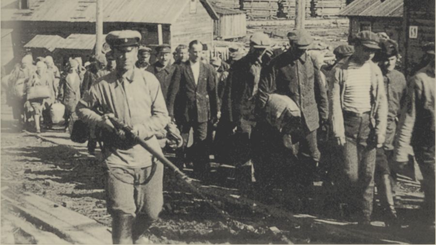 W biografii Gustawa Herlinga-Grudzińskiego kluczowym doświadczeniem była niewola w sowieckim łagrze. Na zdjęciu: obóz na Sołowkach, lata 20. Fot. Fine Art Images/Heritage Images/Getty Images