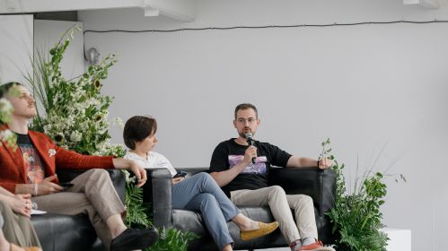 Філіп Біканаў, Вольга Лойка і Арцём Шрайбман прымаюць удзел у дыскусіі падчас канферэнцыі Reshape. 