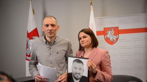Бывший кандидат в президенты 2020 года и бывший политзаключенный Сергей Тихановский и его супруга, лидер демократических сил Светлана Тихановская во время пресс-конференции с участием шести политзаключенных, освобожденных 21 июня. Вильнюс, Литва. 22 июня 2025 года. Фото: Белсат