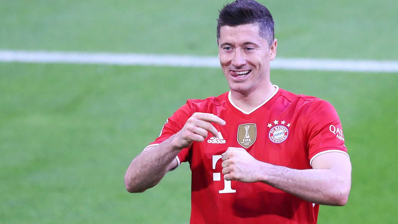 Robert Lewandowski trzy razy pokonał bramkarza Borussi Moenchengladbach (fot. PAP/EPA/MATTHIAS SCHRADER / POOL) Robert Lewandowski trzy razy pokonał bramkarza Borussi Moenchengladbach (fot. PAP/EPA/MATTHIAS SCHRADER / POOL)