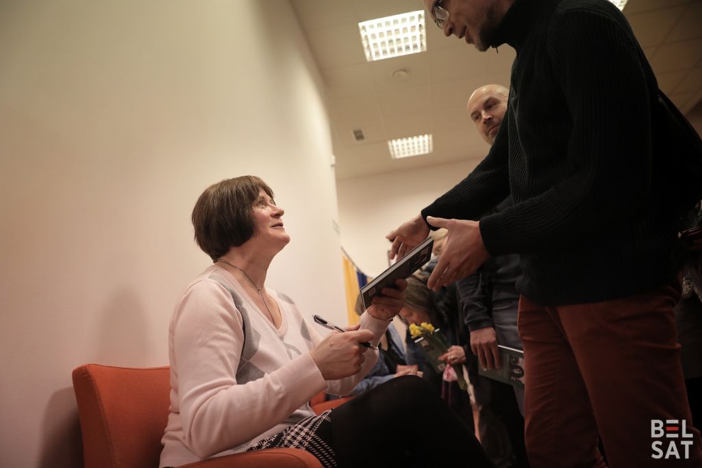 Пісьменніца Святлана Курс дае аўтографы на сустрэчы з чытачамі ў Варшаве, Польшча. 29 студзеня 2024 года. (Фота: Аліса Ганчар / Белсат)