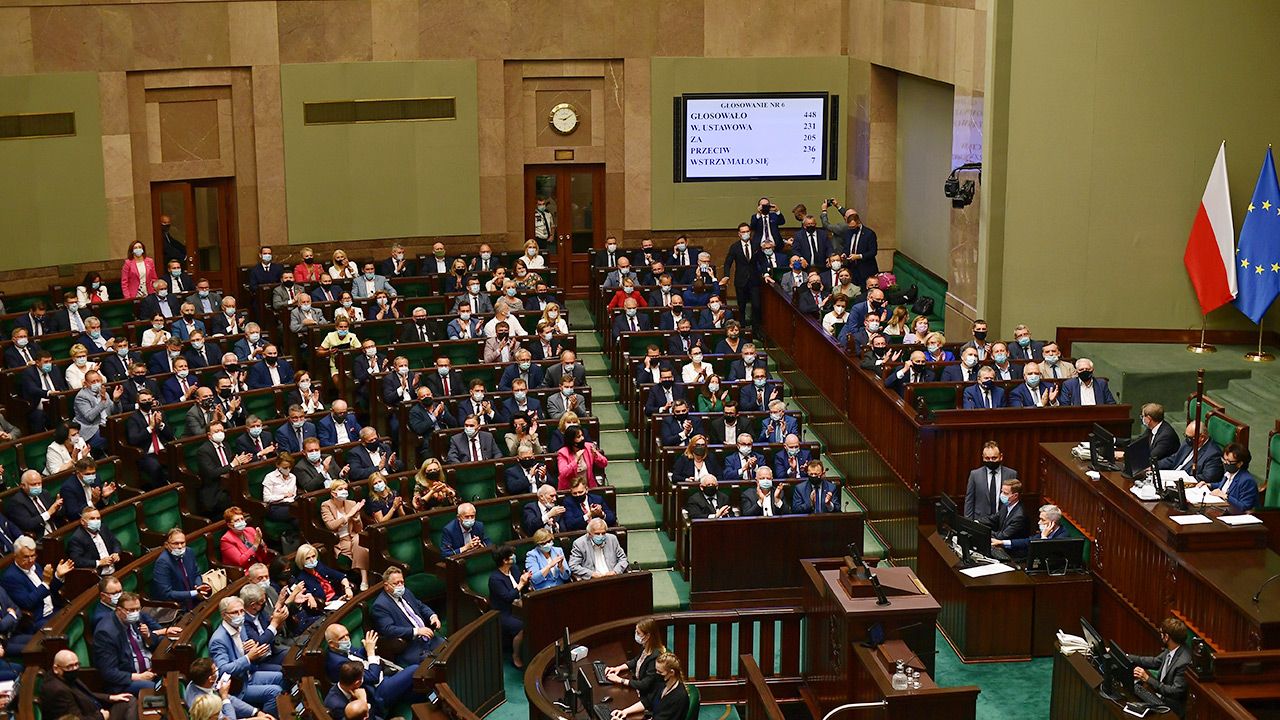 Posłowie i senatorowie zamiast 8 tys. zł dostaną ok. 12,5 tys. zł (fot. PAP/Marcin Obara) Posłowie i senatorowie zamiast 8 tys. zł dostaną ok. 12,5 tys. zł (fot. PAP/Marcin Obara)