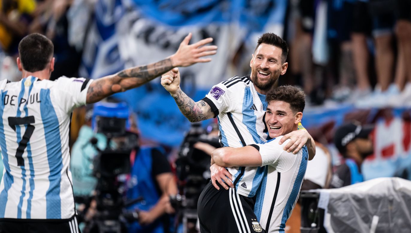 Lionel Messi w objęciach kolegów (fot. Getty Images)