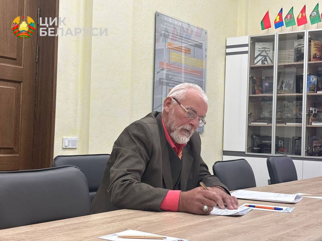 Віктар Кулеш падае дакументы ў Цэнтральную выбарчую камісію. Менск, Беларусь. 1 лістапада 2024 года. Фота: ЦИК Беларуси / Telegram