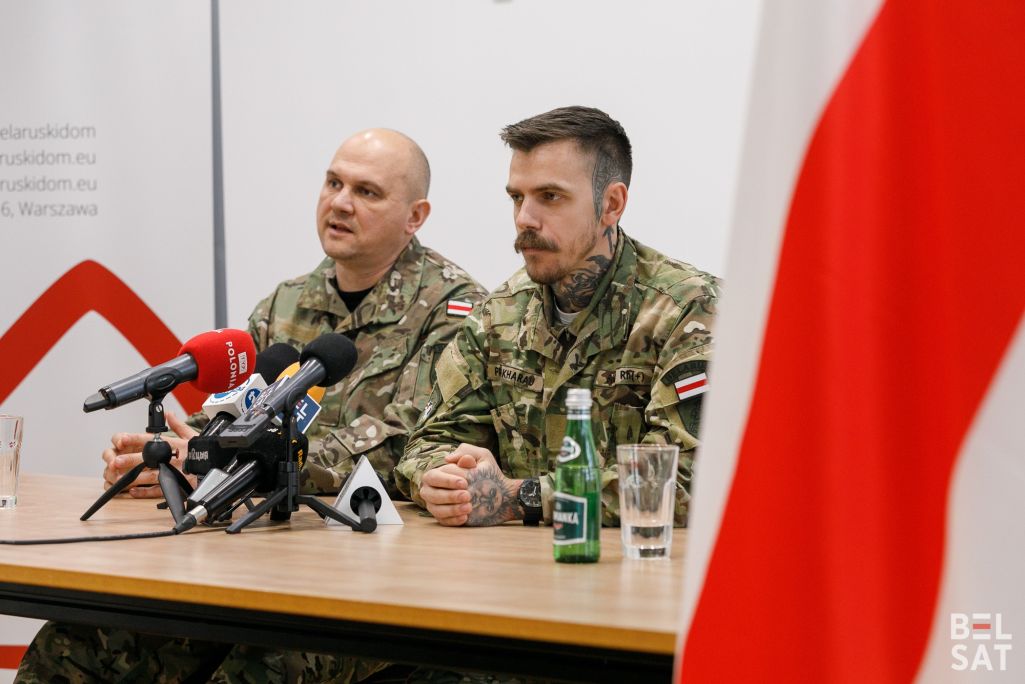 Вадзім Кабанчук, намеснік камандзіра палка Каліноўскага і Дзяніс «Кіт» Прохараў прымаюць удзел у прэс-канферэнцыі ў Беларускім Доме ў Варшаве, Польшча. 2 лютага 2024 года. (Фота: Таццяна Верамеева / Белсат)