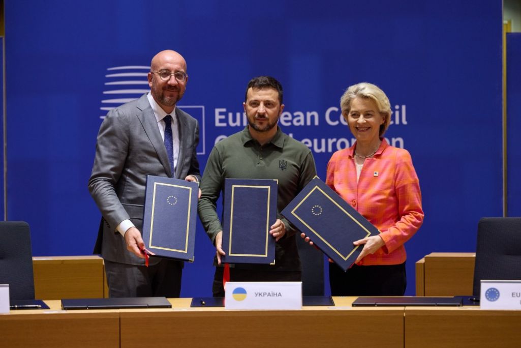 Прэзідэнт Еўрапейскай рады Шарль Мішэль, прэзідэнт Украіны Уладзімір Зяленскі і прэзідэнт Еўрапейскай камісіі Урзуля фон дэр Ляен у Бруселі 27 чэрвеня. (Фота: president.gov.ua)