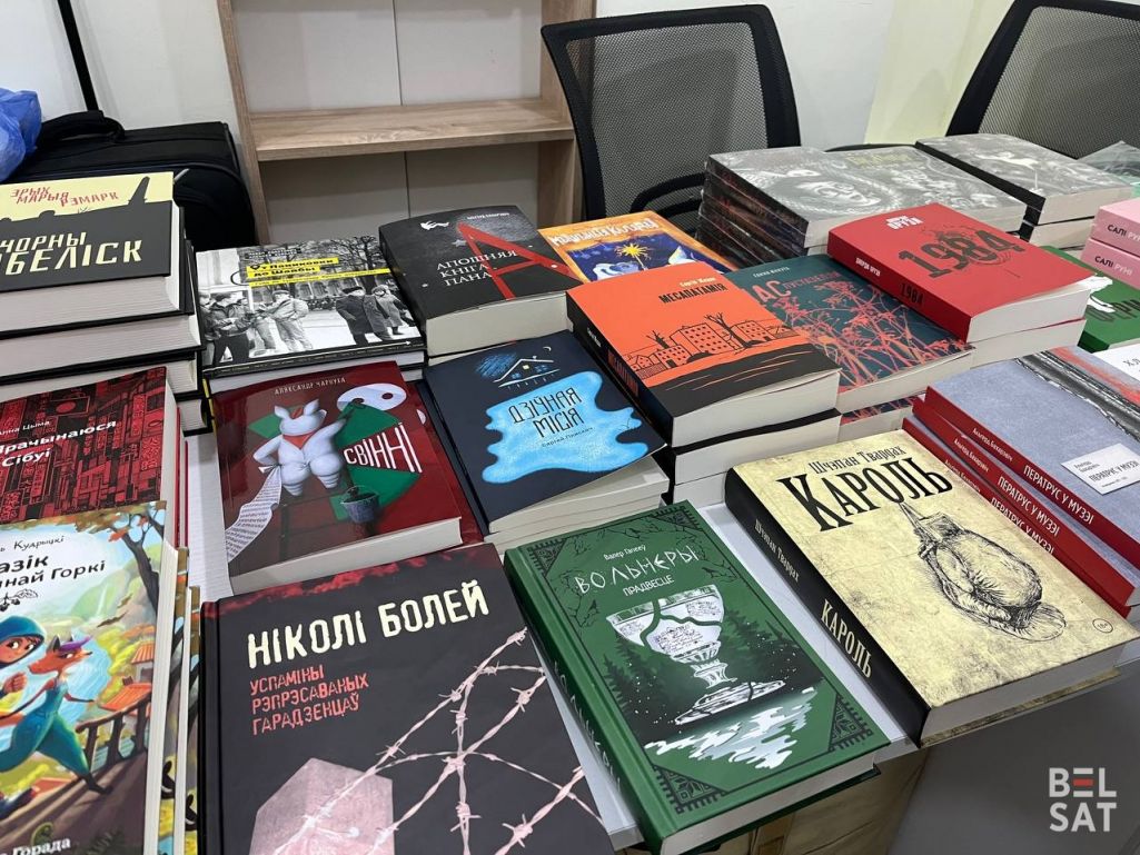 Кнігі выдавецтва «Янушкевіч» на фестывалі «Прадмова» у Батумі. 30 верасня 2023 года. (Фота: Белсат)