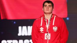 Jakub Straszewski na podium młodzieżowych mistrzostw świata (fot. PAP)