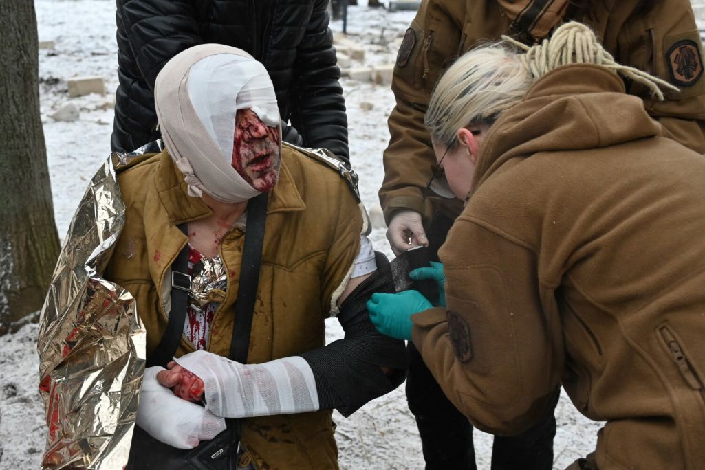 Медыкі аказвае дапамогу мясцоваму жыхару, пацярпеламу ў выніку ракетнага абстрэлу ў Харкаве, Украіна. 23 студзеня 2024 года. (Фота: Sergey Bobok / AFP / East News)