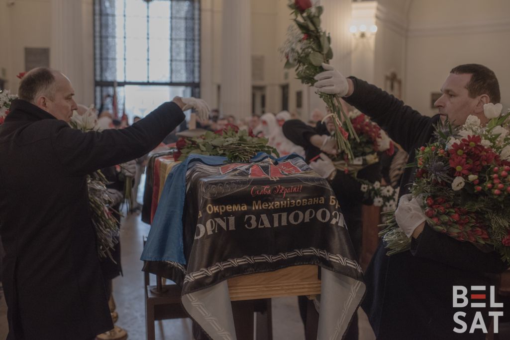 Пахавальная Святая Імша за беларускага дабраахвотніка Эдуарда Лобава, які загінуў пад Вуглядарам. (Фота: Карына Пашко / Белсат)