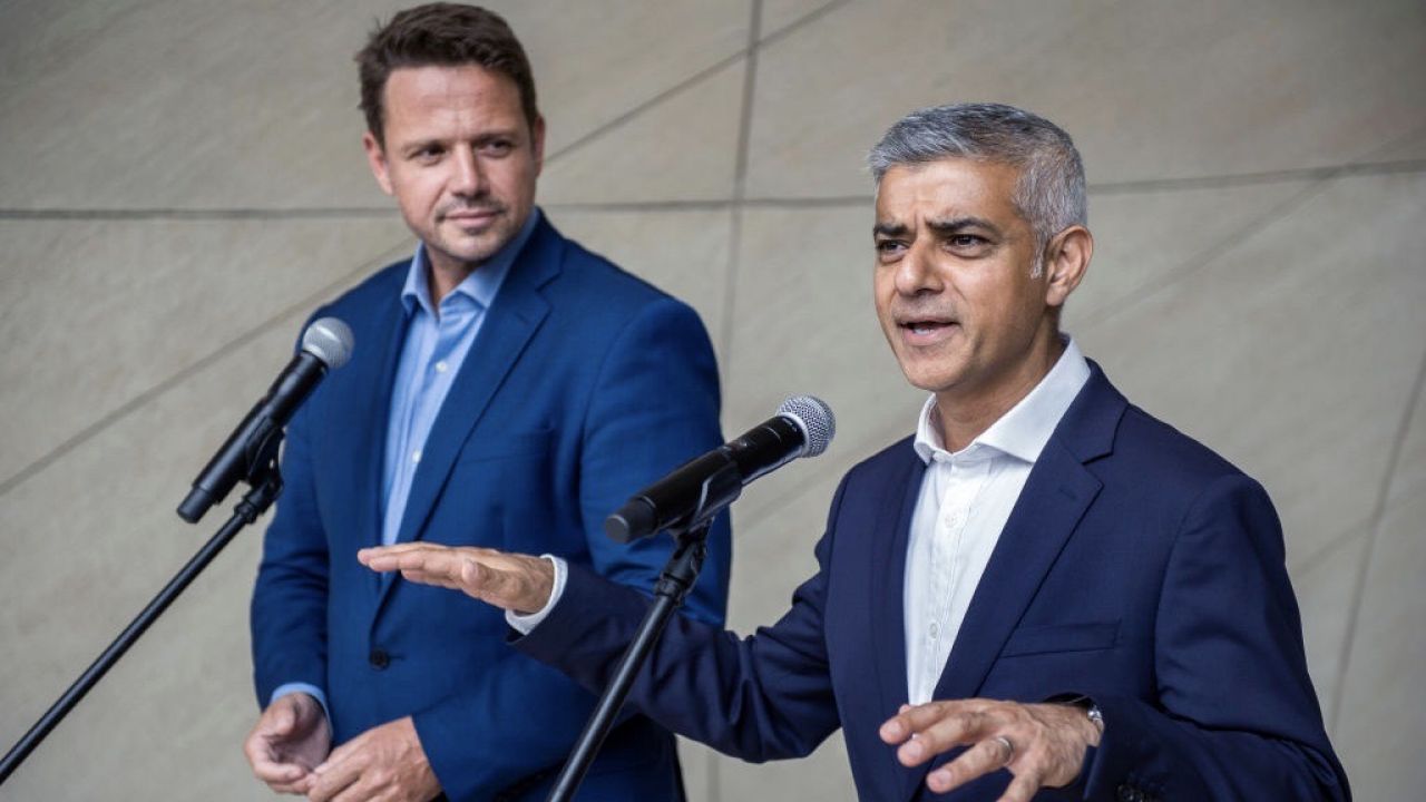 Jednym z burmistrzów wspierających Trzaskowskiego jest londyńczyk Sadiq Khan (fot. Attila Husejnow/SOPA Images/LightRocket via Getty Images)