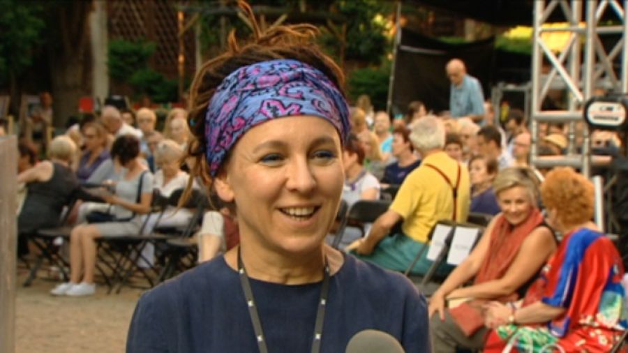 „Kiedy istnienie wspólnoty jest zagrożone, okazuje się, że potrzebujemy opowieści, żeby ktoś nam opowiedział świat” – mówi Olga Tokarczuk