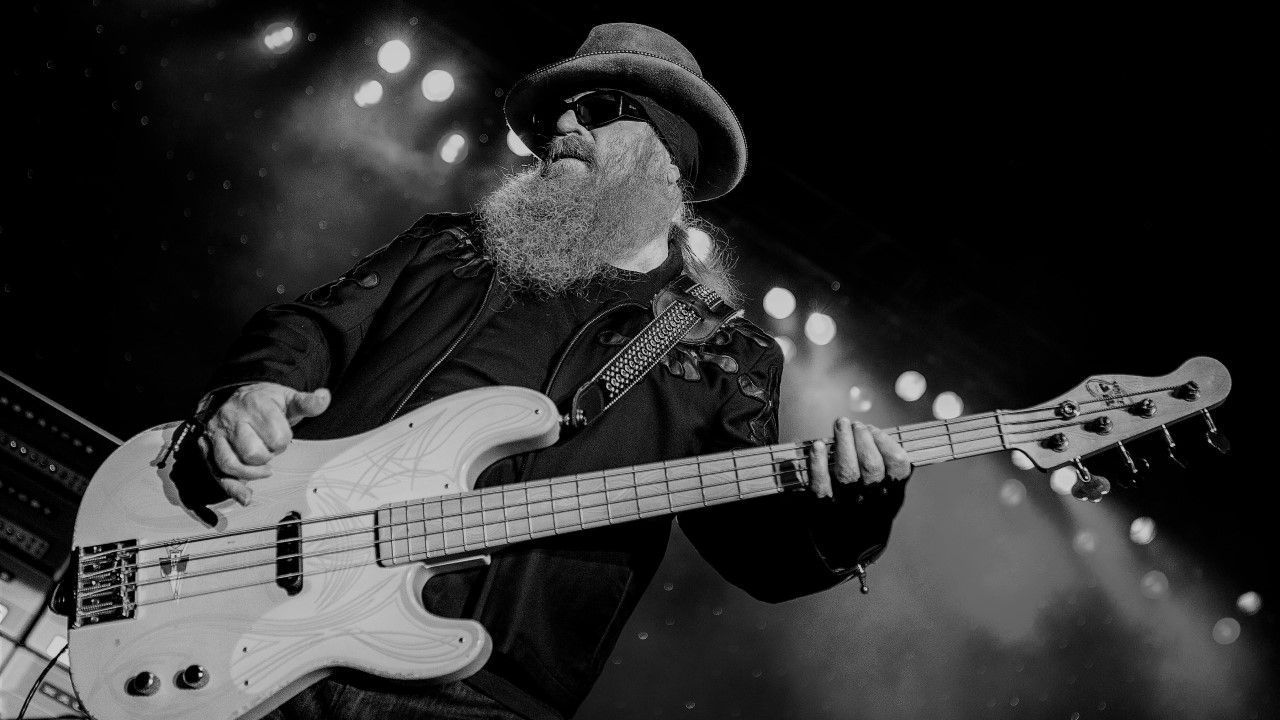 Dusty Hill zmarł we śnie w wieku 72 lat (fot. Avalon/PYMCA/Gonzales Photo/Lasse Lagoni/UIG/Getty Images) Dusty Hill zmarł we śnie w wieku 72 lat (fot. Avalon/PYMCA/Gonzales Photo/Lasse Lagoni/UIG/Getty Images)