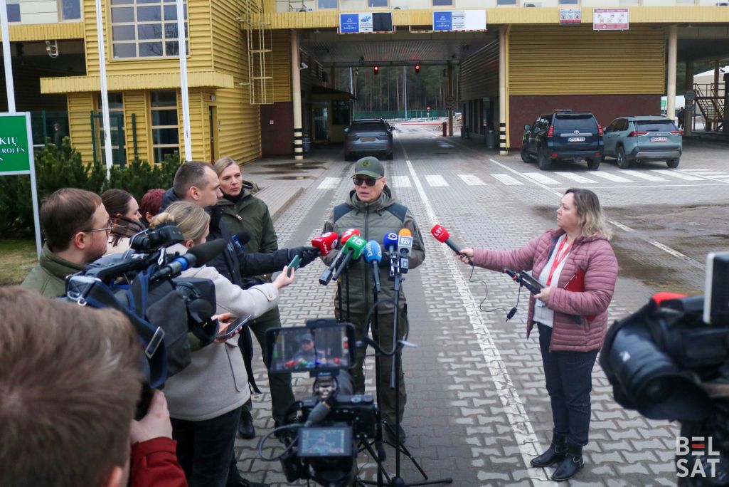 Кіраўнік Службы аховы дзяржаўнай мяжы Рустамас Любаевас дае інтэрв’ю журналістам ля пункту пропуску «Лаворышкес» (з беларускага боку – «Катлоўка») напярэдадні закрыцця двух пераходаў. 29 лютага 2024 года. (Фота: Ганна Русінава / Белсат)