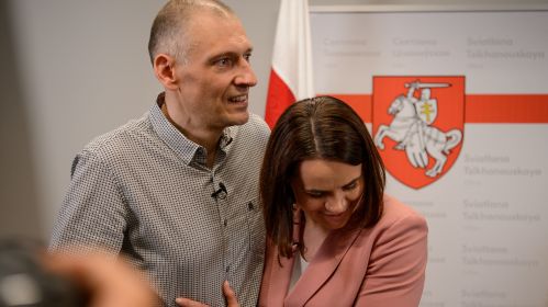 Былы кандыдат на прэзідэнцтва 2020 года і былы палітвязень Сяргей Ціханоўскі і ягоная жонка, лідарка дэмакратычных сілаў Святлана Ціханоўская падчас прэс-канферэнцыі з удзелам шасці палітвязняў, вызваленых 21 чэрвеня. Вільня, Літва. 22 чэрвеня 2025. Фота: Белсат