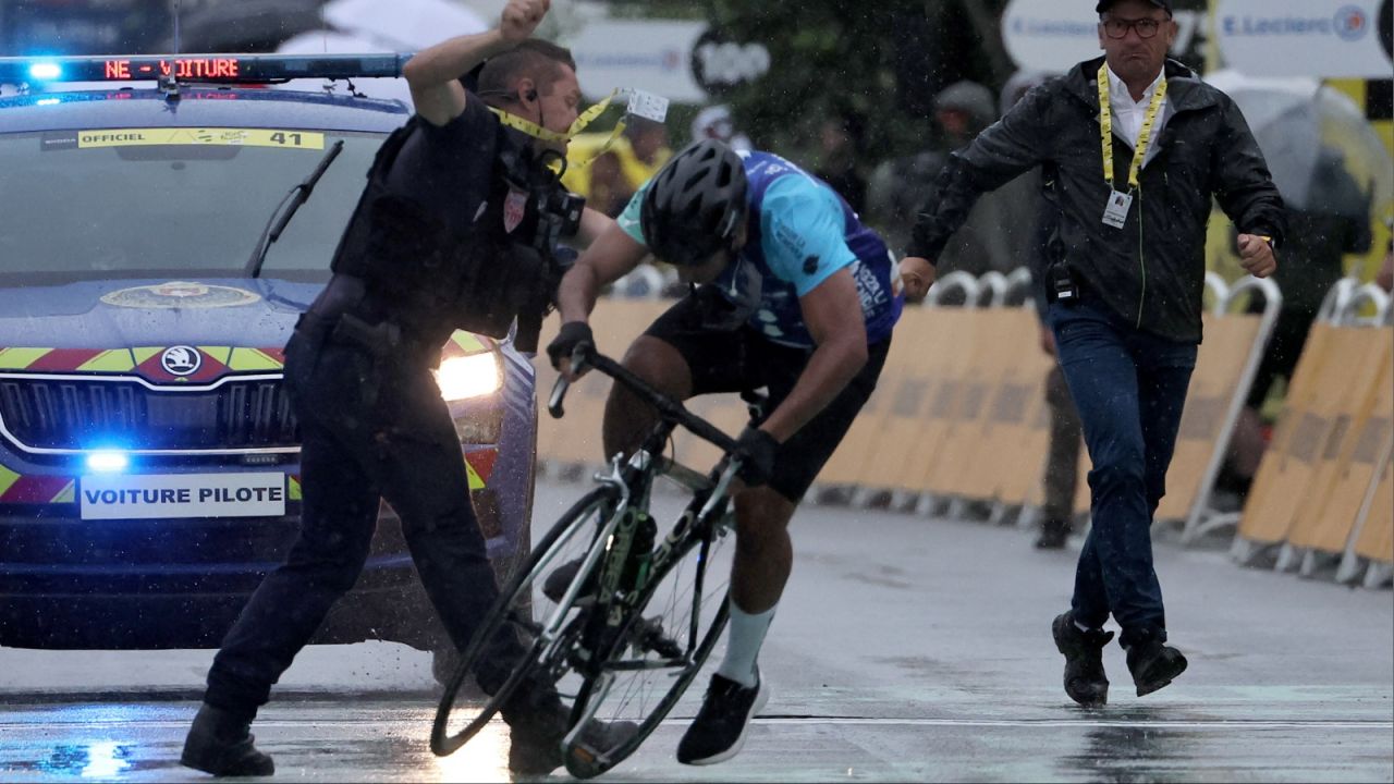Kibic próbował wjechać na metę 17. etapu Tour de France (fot. PAP/EPA)