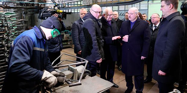 Аляксандр Лукашэнка на заводе «Мотавела» ў 2021 годзе. Крыніца: autogrodno.by