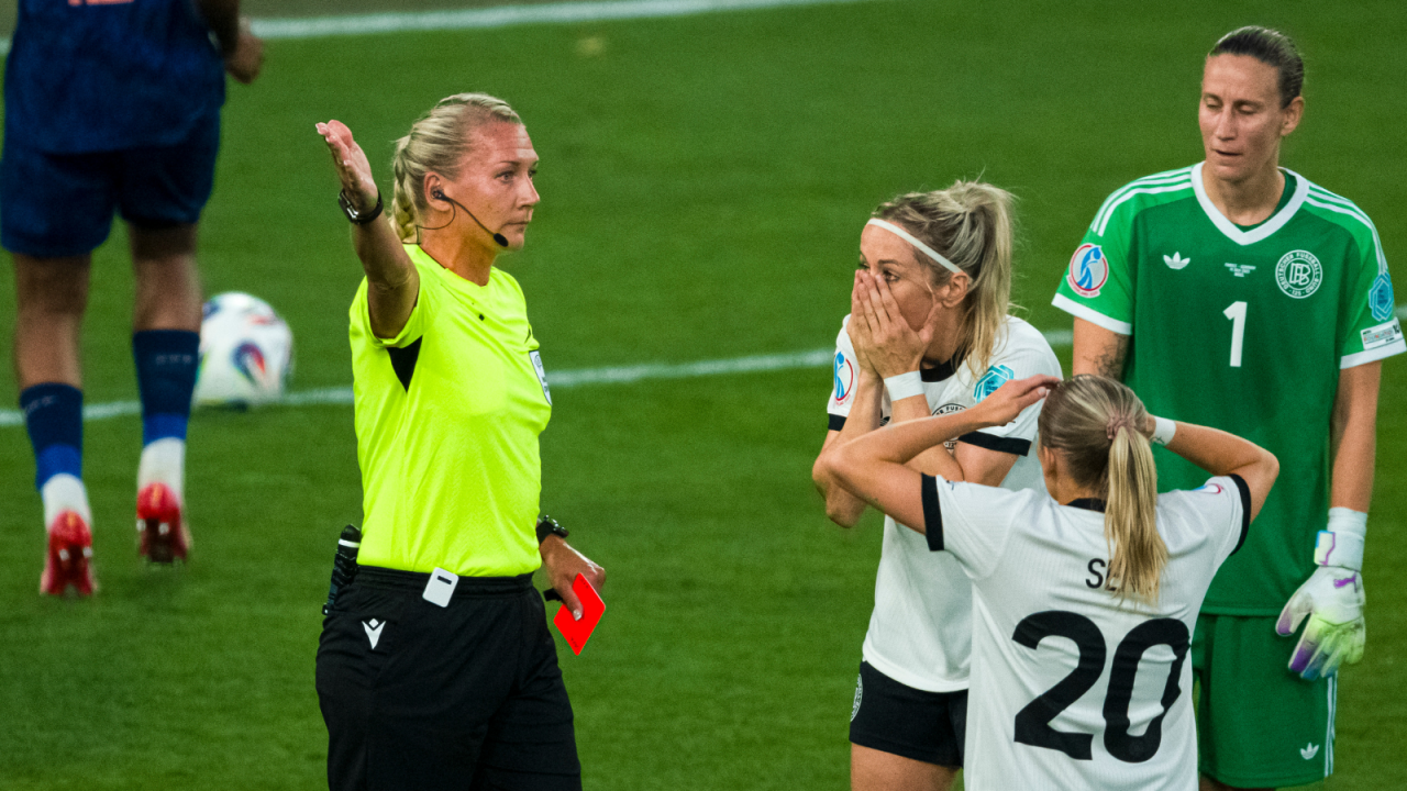 Kathrin Hendrich została ukarana czerwoną kartką (fot. Getty Images)